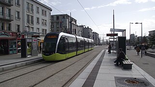 Le bas de la rue de Siam, place des Français-Libres et le tram de Brest.