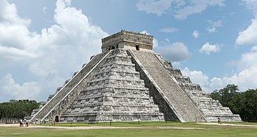 Timpel fan Kukulkan of El Castillo Chichén Itzá, Meksiko)