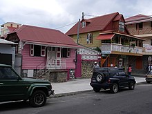 Une rue de Roseau.