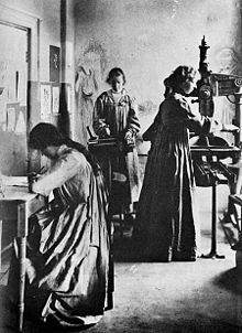 Elizabeth Yeats using the Cuala Press (1903) Elizabeth Yeats.jpg