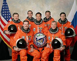 De bemanning van STS-106. Van links naar rechts, vooraan: Scott Altman, Terrence Wilcutt; achteraan: Boris Morukov, Richard Mastracchio, Edward Tsang Lu, Daniel Burbank, Yuri Malenchenko