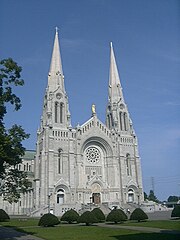 Photographie de la façade de la basilique Sainte-Anne-de-Beaupré.