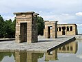 Puertas de acceso al Templo de Debod con gola egipcia, actualmente en Madrid.