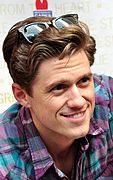 Aaron Tveit interprète Mike Warren