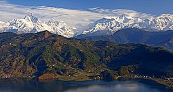 Vue de la vallée à l'aplomb du lac Phewa avec le Machapuchare et les sommets de l'Annapurna en arrière-plan.