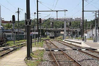 Westkopf des Bahnhofs Annecy mit in Richtung Aix-les-Bains ausfahrender Zweisystemlokomotive BB 22271 unter Wechselstrom-Oberleitung