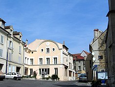 La rue Gabriel-Péri, au niveau du numéro 123, face à l'église St Martin. Dans le fond, l'ancien hôtel de la Prévôté.