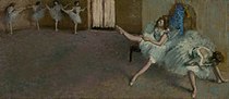 艾德加·竇加的《芭蕾舞課前》（Before the Ballet），40 × 88.9cm，約作於1890－1892年，來自喬瑟夫·爾利·韋德納的收藏。[64]