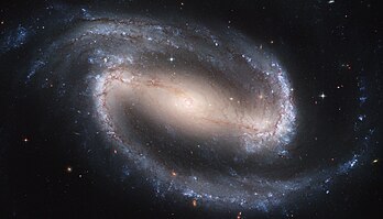 La galaxie spirale barrée NGC 1300, photographiée par le télescope spatial Hubble. (définition réelle 6 637 × 3 787*)