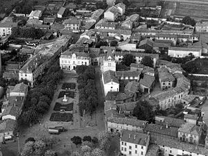 Le bourg de Vénissieux vu du ciel dans les années 1950. On aperçoit la rue du Château entourant l'église Saint-Germain.