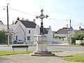 Croix monumentale devant le parvis de l'église