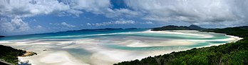 Panorama de la plage de sable blanc Whiteheaven, sur l’île Whitsunday dans le Queensland (Australie). (définition réelle 5 882 × 1 536)