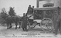 Guer ː ambulance allemande transportant des blessés de guerre évacués des hôpitaux vers le camp de prisonniers de Coëtquidan (carte postale, vers 1916).