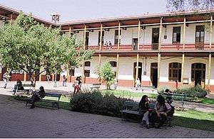 View of the School of Arts and Crafts, Patio de los Heroes. Eao usach.JPG