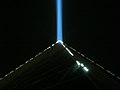 Источник света силой 42,3 миллиарда кандел на вершине пирамиды — это, возможно, самый мощный луч света на Земле.