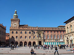 Piazza Maggiore et le Palazzo d'Accursio au fond