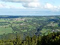 Le pays de Gavot, entaillé par l'Ugine. Le chef-lieu de Saint-Paul, sur le rebord du plateau, n'est pas visible.