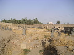 Vue d'une cour du temple de Mout à Karnak