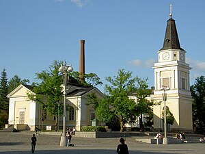 Gamla kyrkan på centraltorget används av den svenska församlingen.