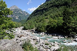 Verzasca yläjuoksulla Brionessa.