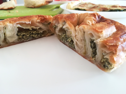 Börek biasa dengan inti bayam