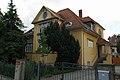 Villa (Nr. 97) und Brunnenplastik (Nr. 96)