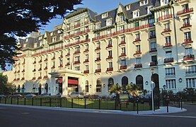 Vue en couleur de la façade d'un palace de style anglo-normand.