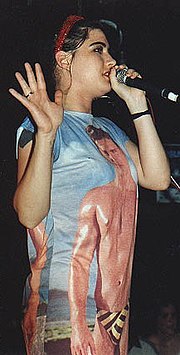 Kathleen Hanna en concert en 1996.