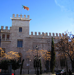 Torre i porta de la Llotja de la seda.