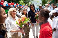 Biden og Michelle Obama møtte Haitis førstedame Elisabeth Delatour Préval i Port-au-Prince, tre måneder etter det ødeleggende jordskjelvet i Haiti i 2010.