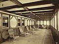 Cubierta privada de paseo de la Parlour Suite de primera clase B-52-54-56 del Titanic, embellecida al estilo Tudor. El presidente de la White Star y superviviente Joseph Ismay, habitó dicha suite.