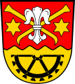 Gemeinde Uttenreuth Über goldenem Wellenschildfuß, darin ein unterhalbes schwarzes Mühlrad, in Rot zwei schräg gekreuzte goldene Reuten, überdeckt von einer silbernen heraldischen Lilie, rechts und links beseitet von einem goldenen Stern.