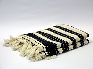 <span class="mw-page-title-main">Tallit</span> Jewish prayer shawl