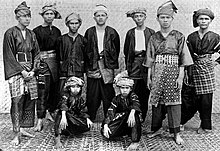 COLLECTIE TROPENMUSEUM Poserende Minangkabause mannen TMnr 10005045.jpg