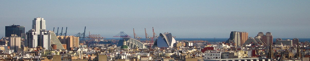 Vista de la Ciutat de les Arts i del port, amb la mar de de fons