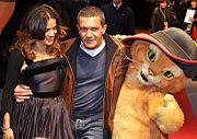 Hayek with Antonio Banderas at the premiere of Puss in Boots 3D in Paris (20 November 2011)