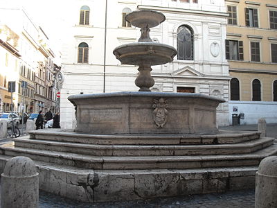 Fontana dei Catecumeni em frente à igreja.