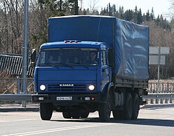 KamAZ-53212 neueren Baujahres auf der russischen Fernstraße A114 (2014)