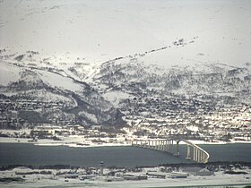 Kvaløya vu de Tromsø (au premier plan, l'aéroport de Tromsø).