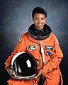 Mae Jemison (Decatur, Alabama, 17 de octubre de 1956) es una ingeniera, médico y astronauta de la NASA. Fue la primera mujer afrodescendiente en viajar al espacio, cuando en 1992 formó parte de la misión STS47 del transbordador espacial Endeavour, que duró ocho días. Por NASA.