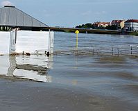 Mobile Schutzwand in Frankfurt (Oder) beim Hochwasser Mai/Juni 2010