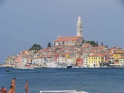 Rovigno vista dal mare con il campanile di Sant'Eufemia