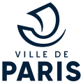 Dunkles Logo mit den Wörtern „Ville de Paris“ im unteren Bereich. Das Wort „Paris“ ist fett gedruckt und erstreckt sich über die ganze Breite. Im oberen Bereich ist eine einzige abstrakte Linienführung, die ein Segelschiff darstellen soll.