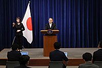 Meeting with the Prime Minister in the press conference room. Behind it is the blue curtain used by the Prime Minister