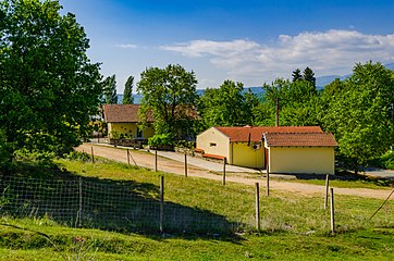 Дел од новоградбите во селото, во близина на црквата