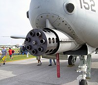 機首下部に露出した30 mmGAU-8 ガトリング砲の砲口