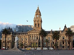 Cape Town City Hall dilihat dari Grand Parade.