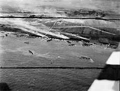 Aerial photo of the junction of King Red and King Green beaches, Gold assault area, on 6 June 1944. The Mont Fleury battery (WN 35a) and an anti-tank ditch (a long chevron) are visible in front of the village of Ver-sur-Mer