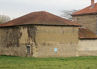 Maison en galets et en pisé.