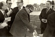 Chostakovitch en train de voter en 1974